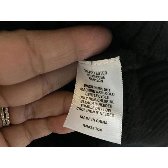 < Wonderly Black Oversized Cable Knit Sweater > - Picture 3 of 4